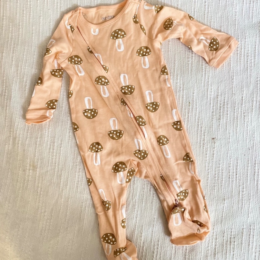 Okie Dokie Peach mushroom zippered footie NWT